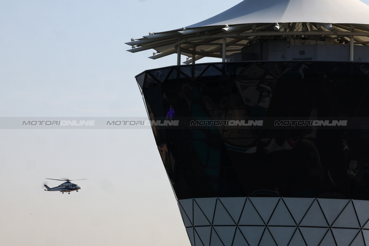 TEST ABU DHABI, Circuit Atmosfera - a helicopter in the air.

28.11.2023. Formula 1 Testing, Yas Marina Circuit, Abu Dhabi, Tuesday.

- www.xpbimages.com, EMail: requests@xpbimages.com © Copyright: Batchelor / XPB Images
