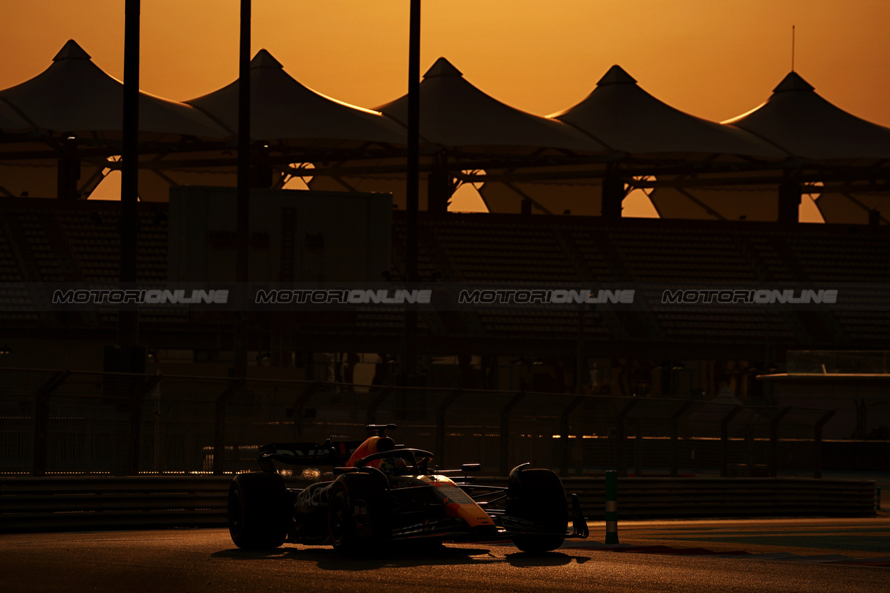 TEST ABU DHABI, Sergio Perez (MEX) Red Bull Racing RB19.

28.11.2023. Formula 1 Testing, Yas Marina Circuit, Abu Dhabi, Tuesday.

- www.xpbimages.com, EMail: requests@xpbimages.com © Copyright: Moy / XPB Images