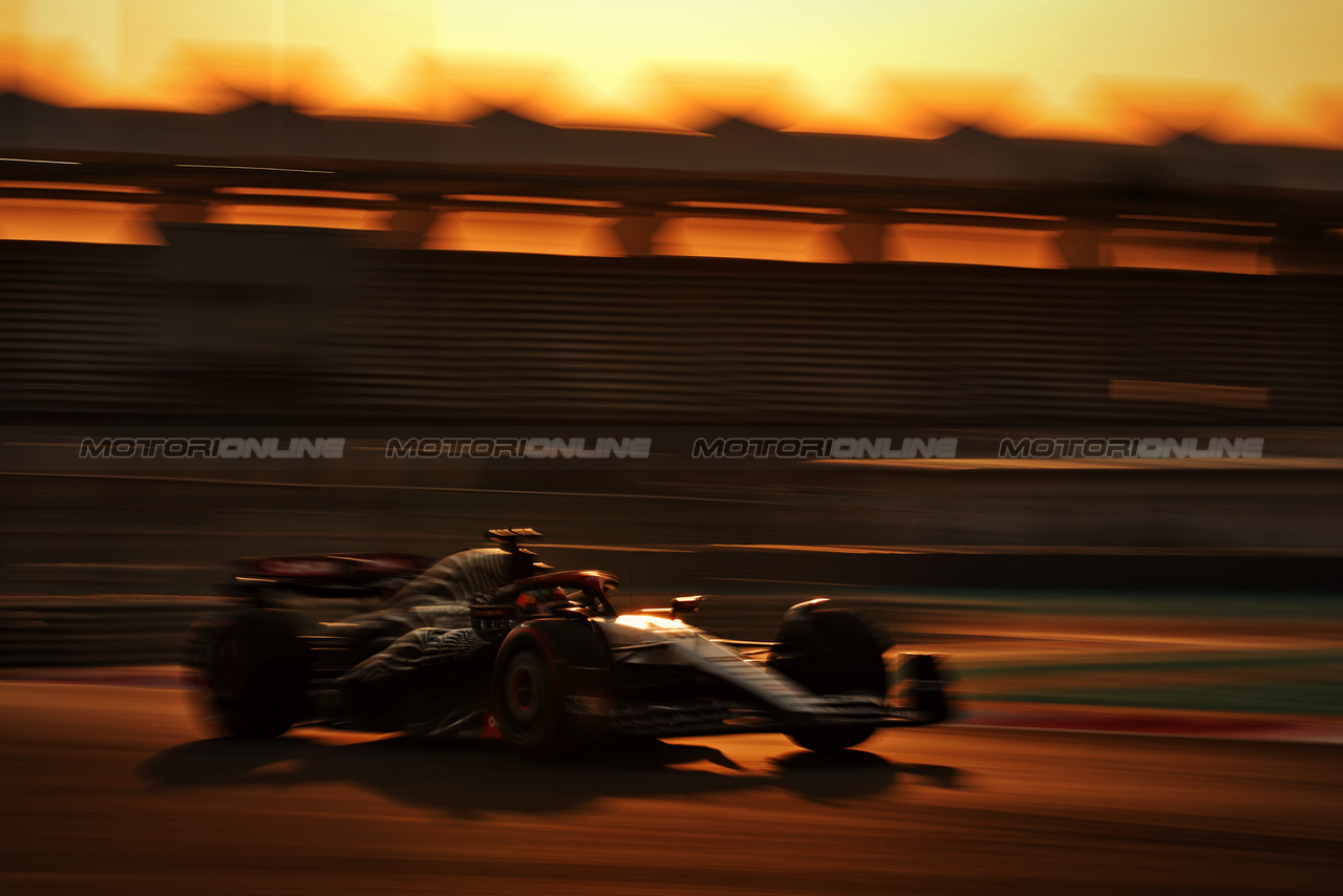 TEST ABU DHABI, Ayumu Iwasa (JPN) AlphaTauri AT04 Test Driver.

28.11.2023. Formula 1 Testing, Yas Marina Circuit, Abu Dhabi, Tuesday.

- www.xpbimages.com, EMail: requests@xpbimages.com © Copyright: Moy / XPB Images