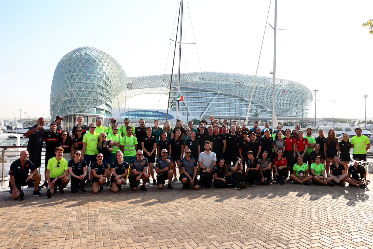 TEST ABU DHABI, Teams e Pirelli motorhome hospitality group photograph.

28.11.2023. Formula 1 Testing, Yas Marina Circuit, Abu Dhabi, Tuesday.

- www.xpbimages.com, EMail: requests@xpbimages.com © Copyright: Batchelor / XPB Images