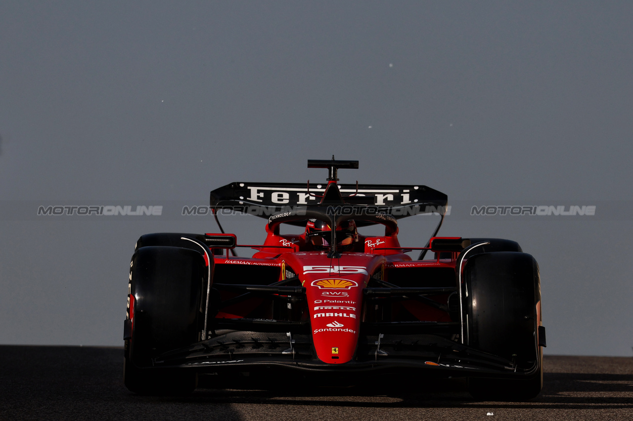 TEST ABU DHABI, Carlos Sainz Jr (ESP) Ferrari SF-23.

28.11.2023. Formula 1 Testing, Yas Marina Circuit, Abu Dhabi, Tuesday.

- www.xpbimages.com, EMail: requests@xpbimages.com © Copyright: Moy / XPB Images