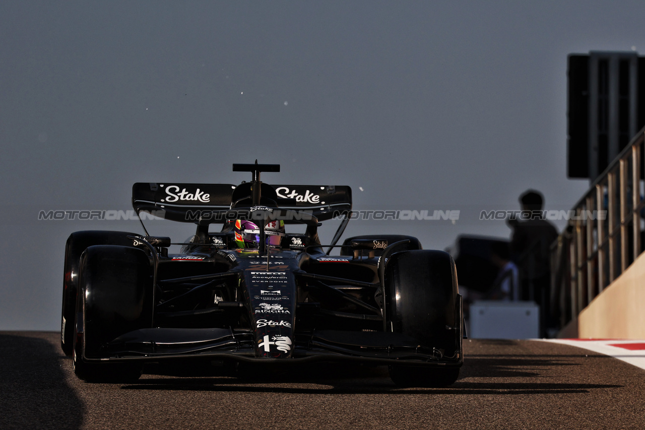 TEST ABU DHABI, Zhou Guanyu (CHN) Alfa Romeo F1 Team C43.

28.11.2023. Formula 1 Testing, Yas Marina Circuit, Abu Dhabi, Tuesday.

- www.xpbimages.com, EMail: requests@xpbimages.com © Copyright: Moy / XPB Images