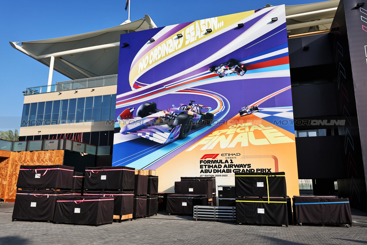 TEST ABU DHABI, Circuit Atmosfera - pack up in the paddock.

28.11.2023. Formula 1 Testing, Yas Marina Circuit, Abu Dhabi, Tuesday.

- www.xpbimages.com, EMail: requests@xpbimages.com © Copyright: Moy / XPB Images
