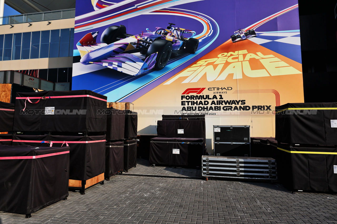 TEST ABU DHABI, Circuit Atmosfera - pack up in the paddock.

28.11.2023. Formula 1 Testing, Yas Marina Circuit, Abu Dhabi, Tuesday.

- www.xpbimages.com, EMail: requests@xpbimages.com © Copyright: Moy / XPB Images
