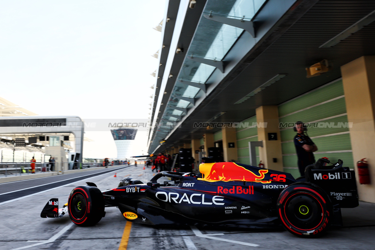 TEST ABU DHABI, Jake Dennis (GBR) Red Bull Racing RB19 Test Driver leaves the pits.

28.11.2023. Formula 1 Testing, Yas Marina Circuit, Abu Dhabi, Tuesday.

- www.xpbimages.com, EMail: requests@xpbimages.com © Copyright: Batchelor / XPB Images