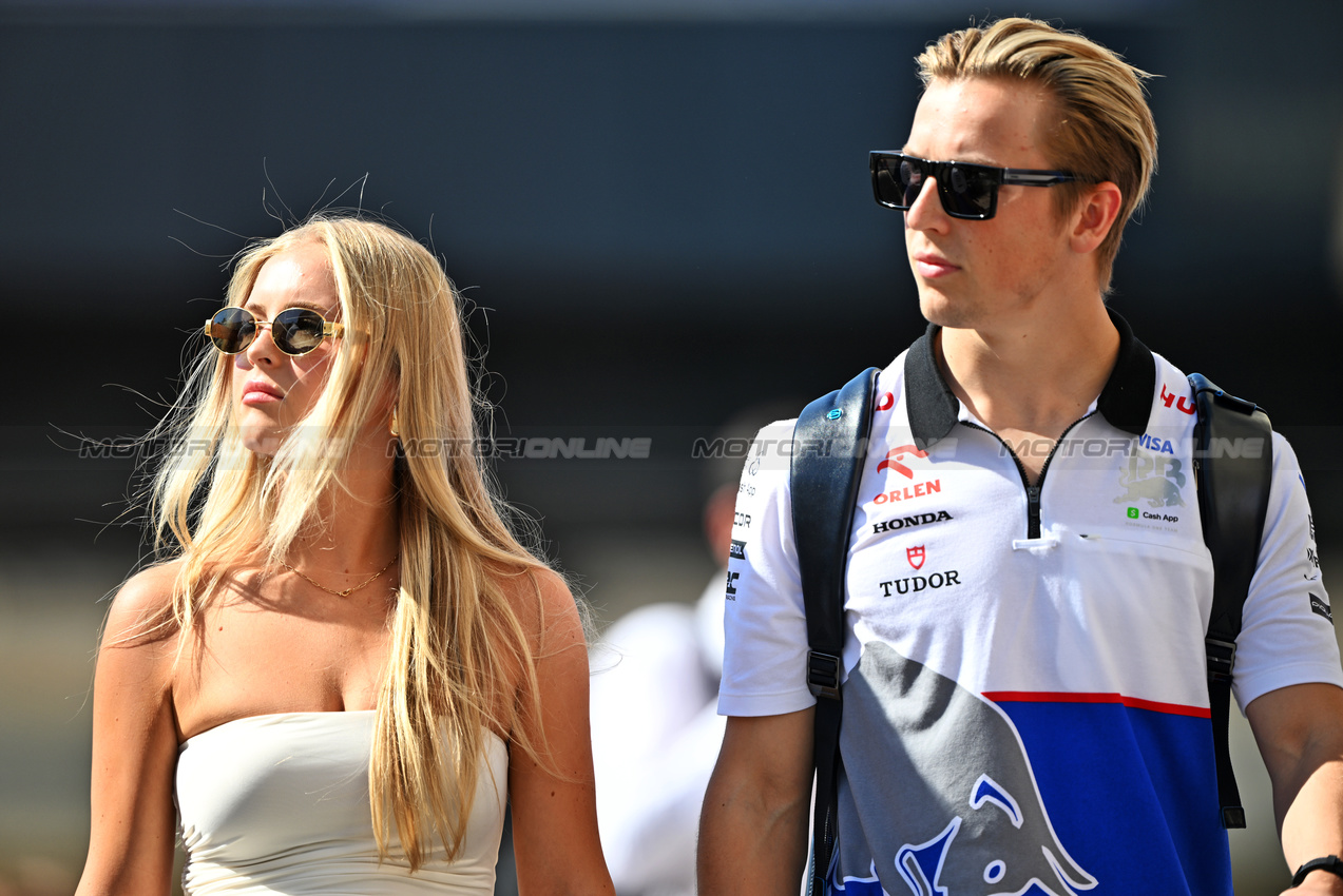 GP ABU DHABI, (L to R): Hannah St. John (USA) with her boyfriend Liam Lawson (NZL) RB.

08.12.2024. Formula 1 World Championship, Rd 24, Abu Dhabi Grand Prix, Yas Marina Circuit, Abu Dhabi, Gara Day.

- www.xpbimages.com, EMail: requests@xpbimages.com © Copyright: Price / XPB Images