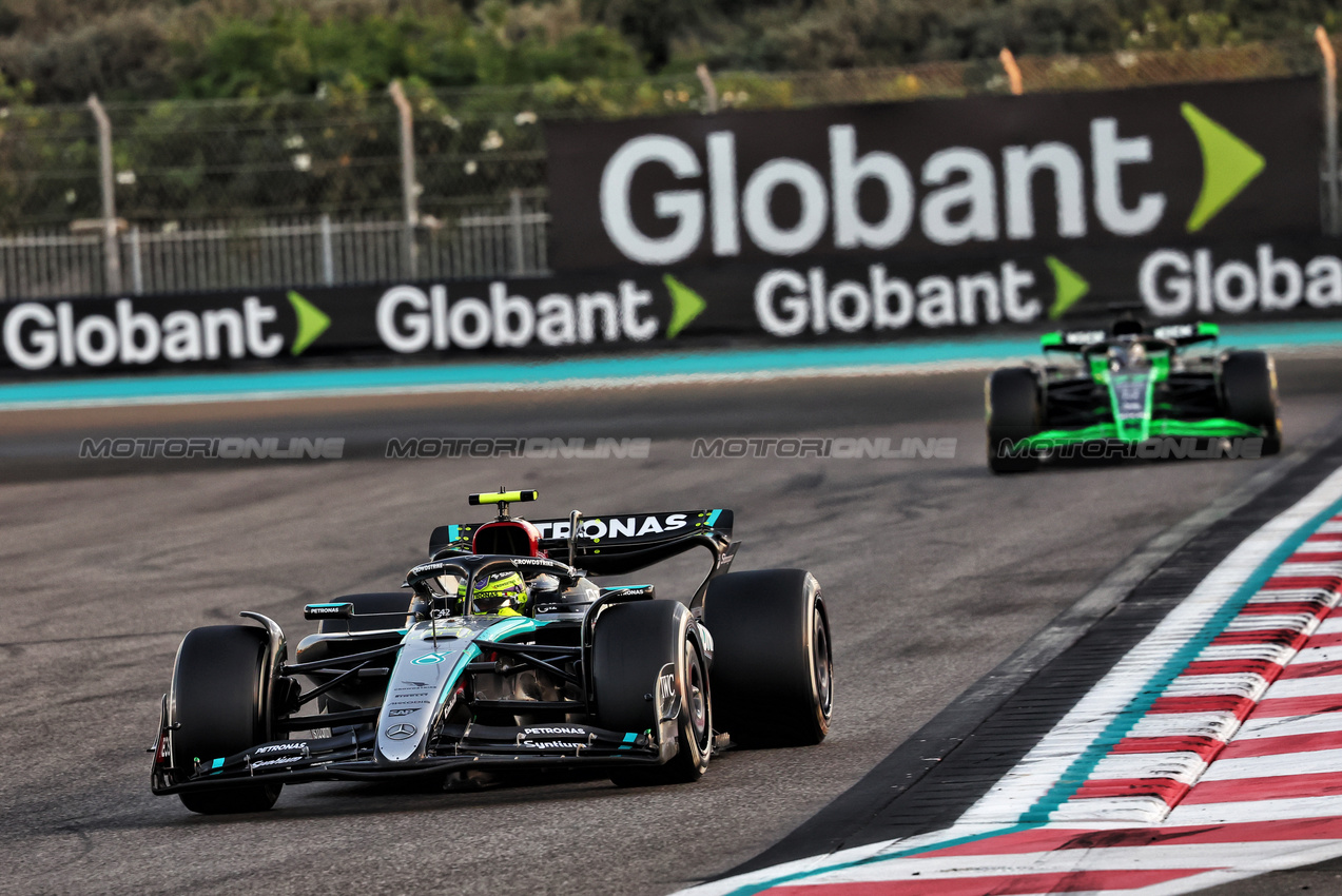 GP ABU DHABI, Lewis Hamilton (GBR) Mercedes AMG F1 W15.

08.12.2024. Formula 1 World Championship, Rd 24, Abu Dhabi Grand Prix, Yas Marina Circuit, Abu Dhabi, Gara Day.

- www.xpbimages.com, EMail: requests@xpbimages.com © Copyright: Charniaux / XPB Images