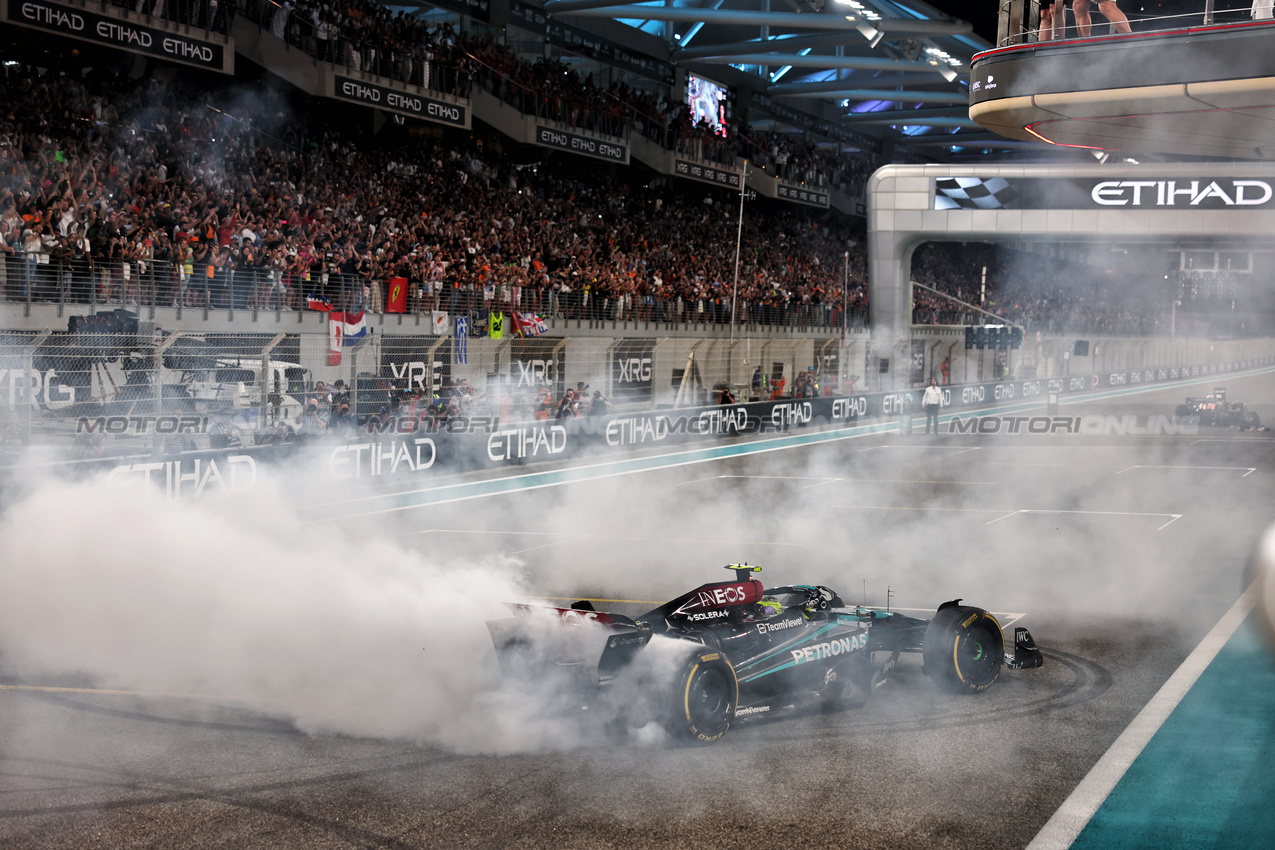 GP ABU DHABI, Fourth placed Lewis Hamilton (GBR) Mercedes AMG F1 W15 performs dougnuts at the end of the race.

08.12.2024. Formula 1 World Championship, Rd 24, Abu Dhabi Grand Prix, Yas Marina Circuit, Abu Dhabi, Gara Day.

- www.xpbimages.com, EMail: requests@xpbimages.com © Copyright: Batchelor / XPB Images