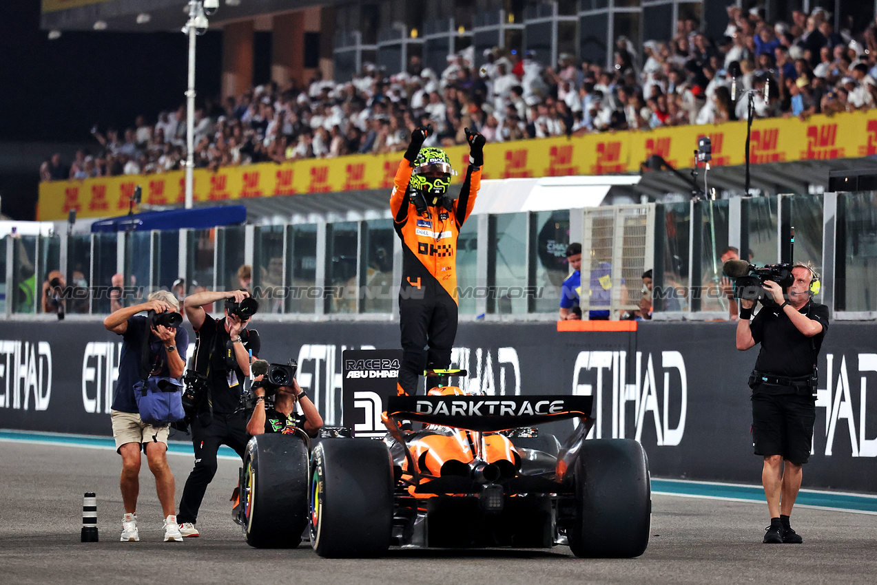 GP ABU DHABI, Gara winner Lando Norris (GBR) McLaren MCL38 celebrates at the end of the race.

08.12.2024. Formula 1 World Championship, Rd 24, Abu Dhabi Grand Prix, Yas Marina Circuit, Abu Dhabi, Gara Day.

- www.xpbimages.com, EMail: requests@xpbimages.com © Copyright: Moy / XPB Images