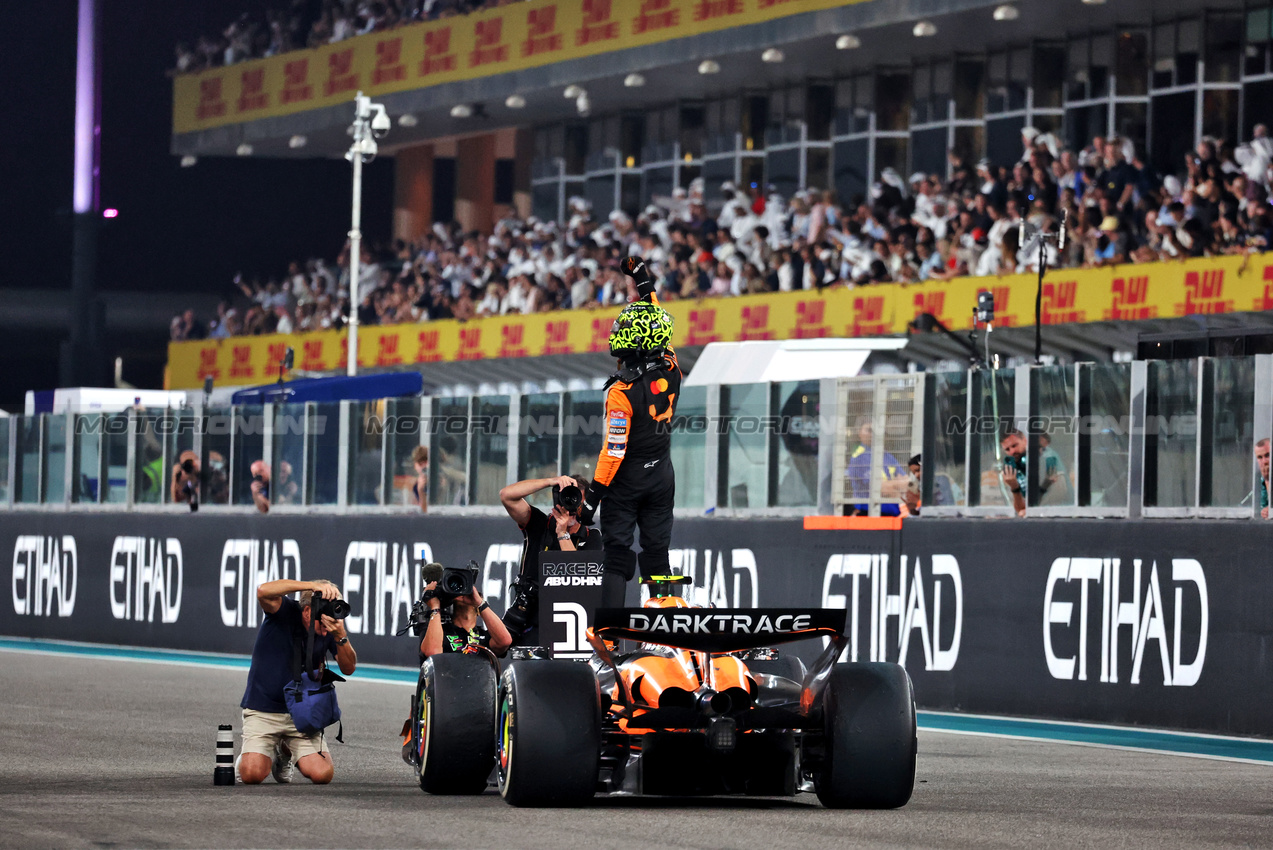 GP ABU DHABI, Gara winner Lando Norris (GBR) McLaren MCL38 celebrates in parc ferme after winning the Constructors' Championship.

08.12.2024. Formula 1 World Championship, Rd 24, Abu Dhabi Grand Prix, Yas Marina Circuit, Abu Dhabi, Gara Day.

- www.xpbimages.com, EMail: requests@xpbimages.com © Copyright: Moy / XPB Images