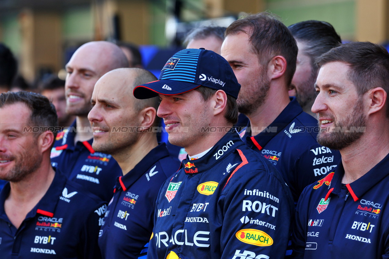 GP ABU DHABI, Max Verstappen (NLD) Red Bull Racing at a team photograph.

08.12.2024. Formula 1 World Championship, Rd 24, Abu Dhabi Grand Prix, Yas Marina Circuit, Abu Dhabi, Gara Day.

 - www.xpbimages.com, EMail: requests@xpbimages.com © Copyright: Coates / XPB Images
