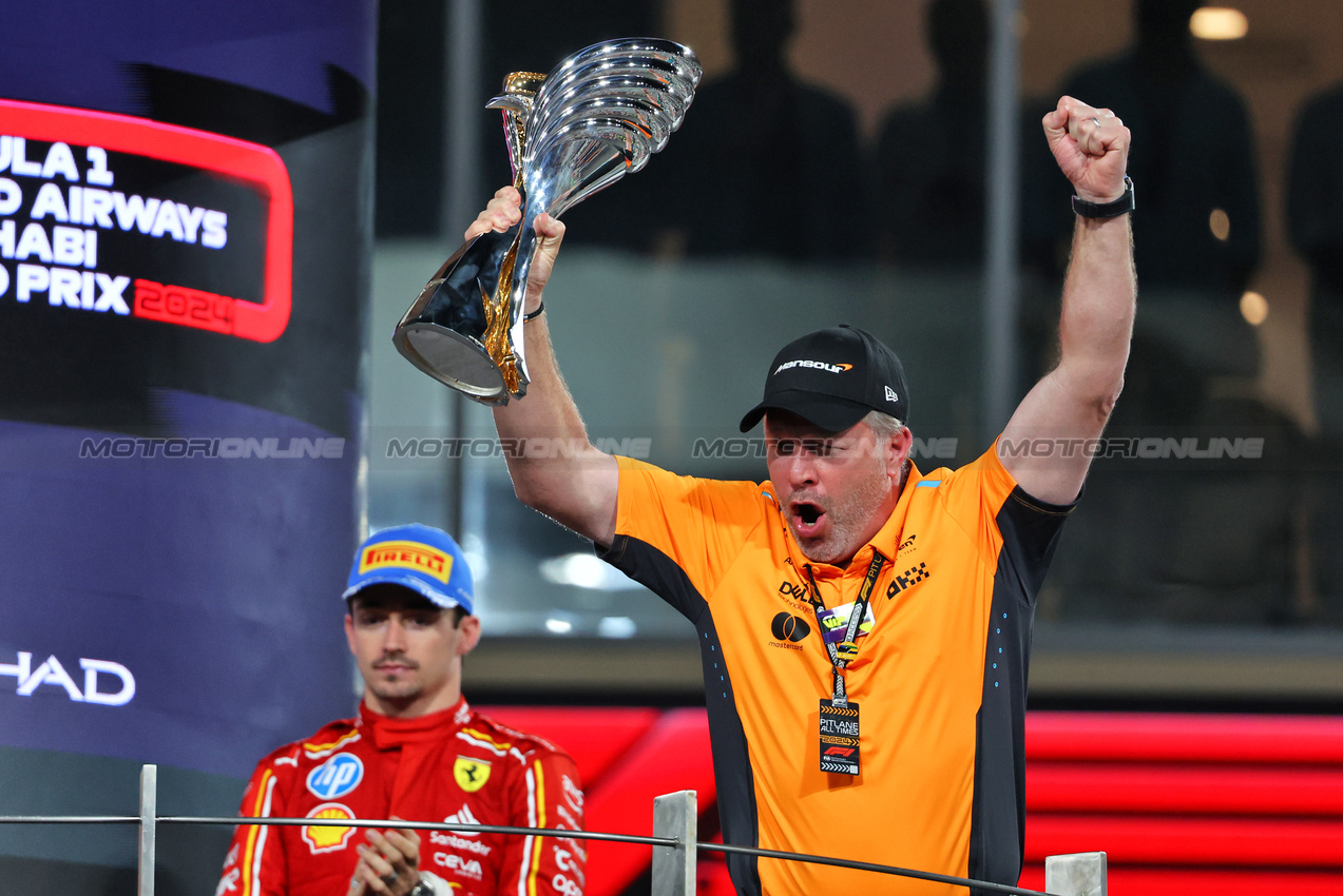 GP ABU DHABI, Zak Brown (USA) McLaren Executive Director celebrates on the podium.

08.12.2024. Formula 1 World Championship, Rd 24, Abu Dhabi Grand Prix, Yas Marina Circuit, Abu Dhabi, Gara Day.

- www.xpbimages.com, EMail: requests@xpbimages.com © Copyright: Batchelor / XPB Images