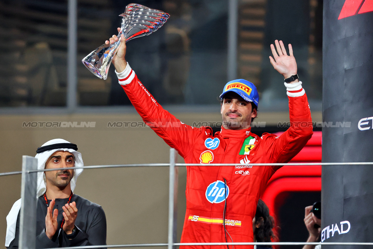 GP ABU DHABI, Carlos Sainz Jr (ESP) Ferrari celebrates his second position on the podium.

08.12.2024. Formula 1 World Championship, Rd 24, Abu Dhabi Grand Prix, Yas Marina Circuit, Abu Dhabi, Gara Day.

- www.xpbimages.com, EMail: requests@xpbimages.com © Copyright: Batchelor / XPB Images