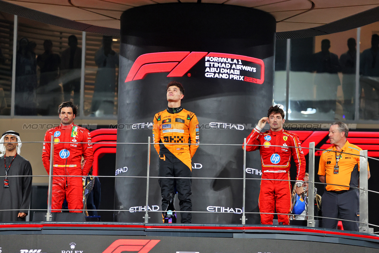 GP ABU DHABI, The podium (L to R): Carlos Sainz Jr (ESP) Ferrari, second; Lando Norris (GBR) McLaren, vincitore; Charles Leclerc (MON) Ferrari, third; Zak Brown (USA) McLaren Executive Director.

08.12.2024. Formula 1 World Championship, Rd 24, Abu Dhabi Grand Prix, Yas Marina Circuit, Abu Dhabi, Gara Day.

- www.xpbimages.com, EMail: requests@xpbimages.com © Copyright: Batchelor / XPB Images