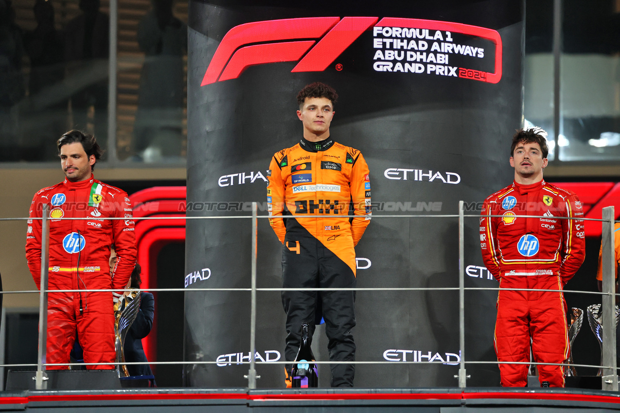 GP ABU DHABI, The podium (L to R): Carlos Sainz Jr (ESP) Ferrari, second; Lando Norris (GBR) McLaren, vincitore; Charles Leclerc (MON) Ferrari, third.

08.12.2024. Formula 1 World Championship, Rd 24, Abu Dhabi Grand Prix, Yas Marina Circuit, Abu Dhabi, Gara Day.

- www.xpbimages.com, EMail: requests@xpbimages.com © Copyright: Batchelor / XPB Images