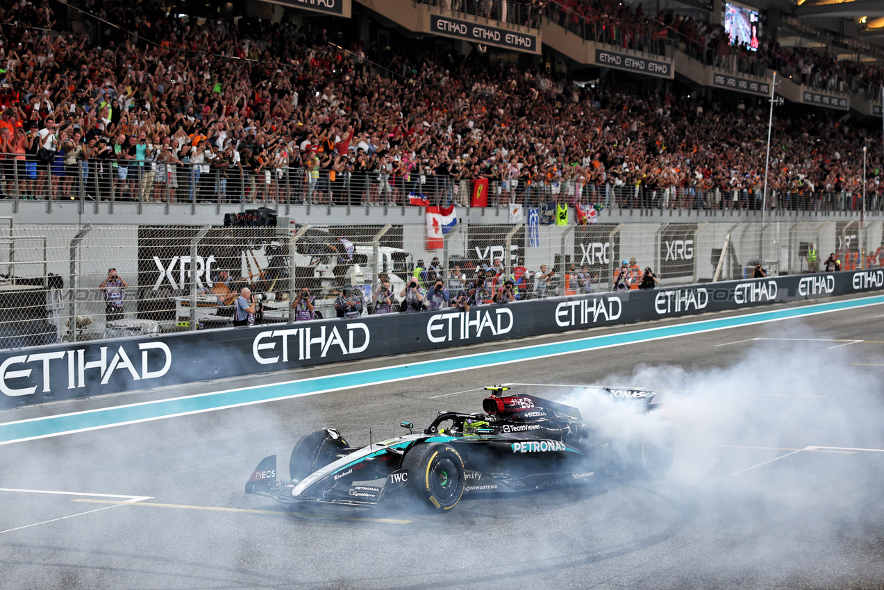 GP ABU DHABI, Fourth placed Lewis Hamilton (GBR) Mercedes AMG F1 W15 performs doughnuts at the end of the race.

08.12.2024. Formula 1 World Championship, Rd 24, Abu Dhabi Grand Prix, Yas Marina Circuit, Abu Dhabi, Gara Day.

- www.xpbimages.com, EMail: requests@xpbimages.com © Copyright: Batchelor / XPB Images