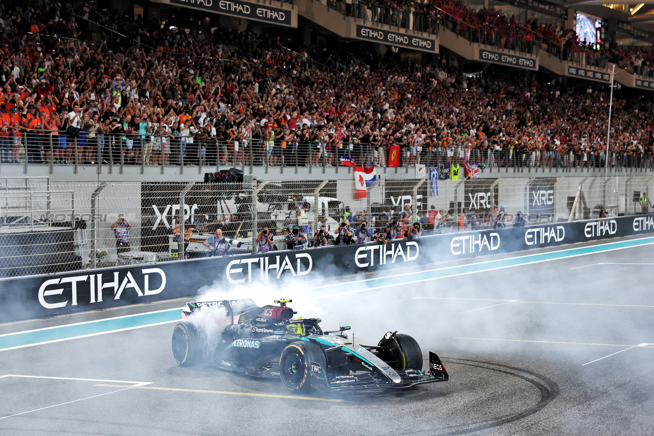 GP ABU DHABI, Fourth placed Lewis Hamilton (GBR) Mercedes AMG F1 W15 performs doughnuts at the end of the race.

08.12.2024. Formula 1 World Championship, Rd 24, Abu Dhabi Grand Prix, Yas Marina Circuit, Abu Dhabi, Gara Day.

- www.xpbimages.com, EMail: requests@xpbimages.com © Copyright: Batchelor / XPB Images