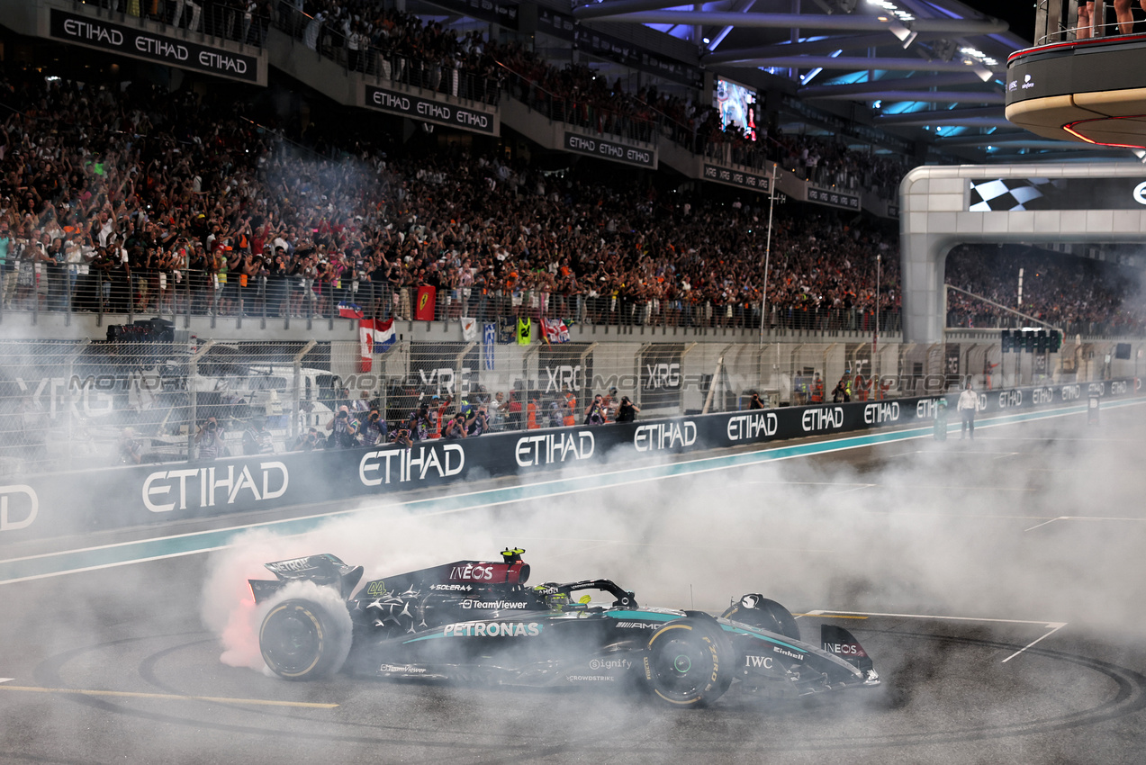 GP ABU DHABI, Fourth placed Lewis Hamilton (GBR) Mercedes AMG F1 W15 performs doughnuts at the end of the race.

08.12.2024. Formula 1 World Championship, Rd 24, Abu Dhabi Grand Prix, Yas Marina Circuit, Abu Dhabi, Gara Day.

- www.xpbimages.com, EMail: requests@xpbimages.com © Copyright: Batchelor / XPB Images