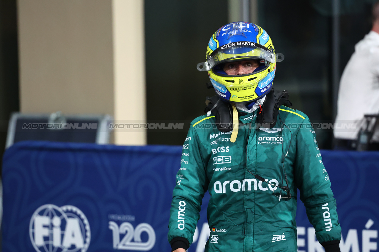 GP ABU DHABI, Fernando Alonso (ESP) Aston Martin F1 Team.
08.12.2024. Formula 1 World Championship, Rd 24, Abu Dhabi Grand Prix, Yas Marina Circuit, Abu Dhabi, Gara Day.
- www.xpbimages.com, EMail: requests@xpbimages.com © Copyright: Batchelor / XPB Images