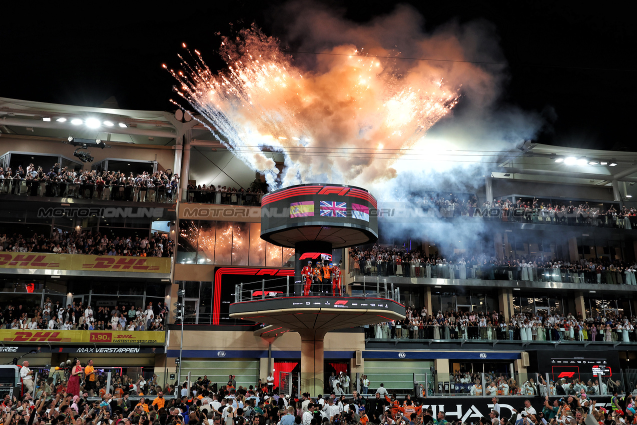 GP ABU DHABI, The podium (L to R): Carlos Sainz Jr (ESP) Ferrari, second; Lando Norris (GBR) McLaren, vincitore; Zak Brown (USA) McLaren Executive Director; Charles Leclerc (MON) Ferrari, third.

08.12.2024. Formula 1 World Championship, Rd 24, Abu Dhabi Grand Prix, Yas Marina Circuit, Abu Dhabi, Gara Day.

- www.xpbimages.com, EMail: requests@xpbimages.com © Copyright: Moy / XPB Images