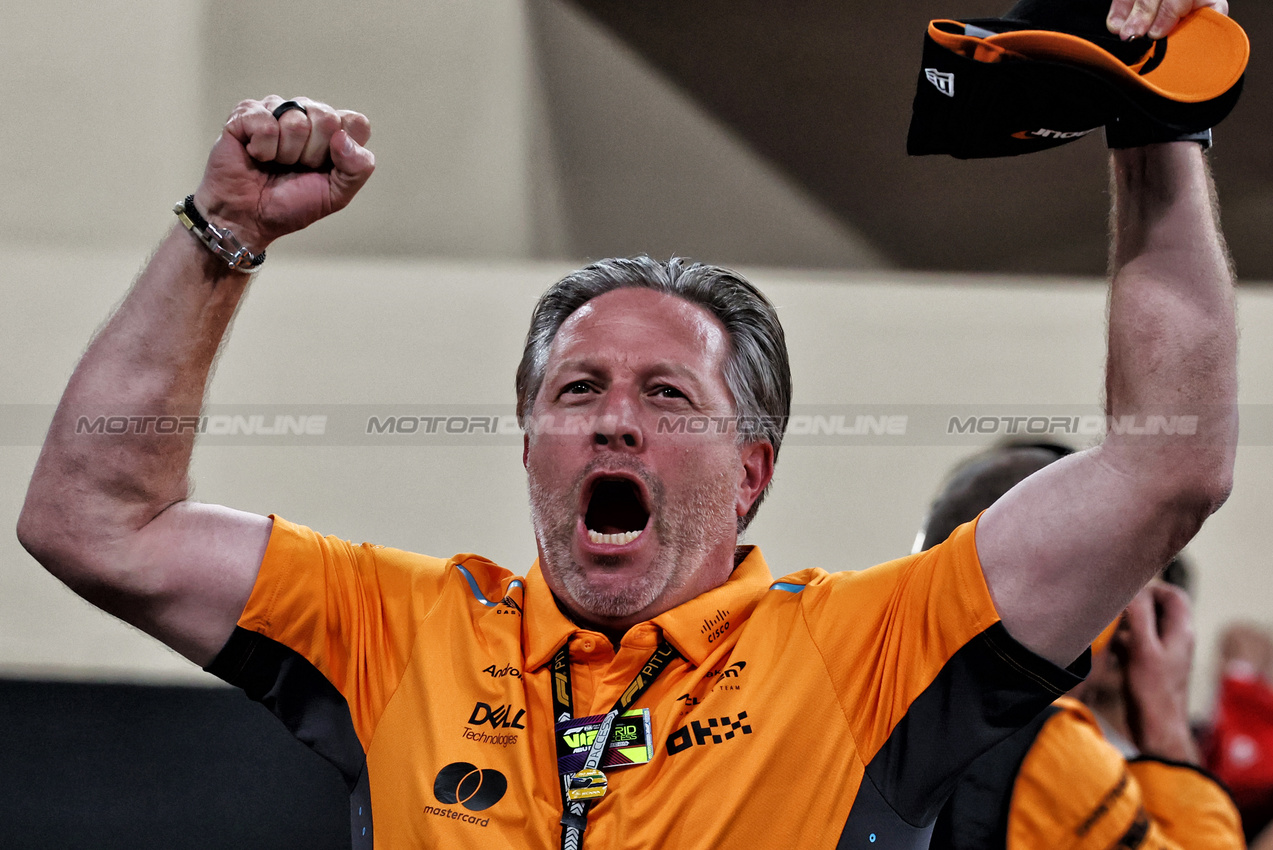 GP ABU DHABI, Zak Brown (USA) McLaren Executive Director celebrates in parc ferme after winning the Constructors' Championship. 

08.12.2024. Formula 1 World Championship, Rd 24, Abu Dhabi Grand Prix, Yas Marina Circuit, Abu Dhabi, Gara Day.

- www.xpbimages.com, EMail: requests@xpbimages.com © Copyright: Moy / XPB Images