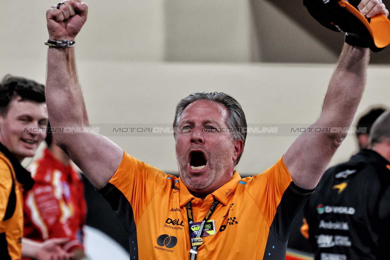GP ABU DHABI, Zak Brown (USA) McLaren Executive Director celebrates in parc ferme after winning the Constructors' Championship. 

08.12.2024. Formula 1 World Championship, Rd 24, Abu Dhabi Grand Prix, Yas Marina Circuit, Abu Dhabi, Gara Day.

- www.xpbimages.com, EMail: requests@xpbimages.com © Copyright: Moy / XPB Images