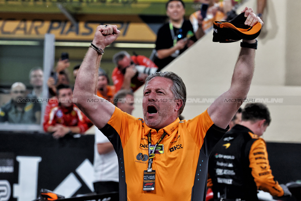 GP ABU DHABI, Zak Brown (USA) McLaren Executive Director celebrates in parc ferme after winning the Constructors' Championship. 

08.12.2024. Formula 1 World Championship, Rd 24, Abu Dhabi Grand Prix, Yas Marina Circuit, Abu Dhabi, Gara Day.

- www.xpbimages.com, EMail: requests@xpbimages.com © Copyright: Moy / XPB Images