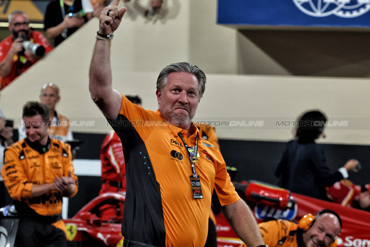 GP ABU DHABI, Zak Brown (USA) McLaren Executive Director celebrates in parc ferme after winning the Constructors' Championship. 

08.12.2024. Formula 1 World Championship, Rd 24, Abu Dhabi Grand Prix, Yas Marina Circuit, Abu Dhabi, Gara Day.

- www.xpbimages.com, EMail: requests@xpbimages.com © Copyright: Moy / XPB Images