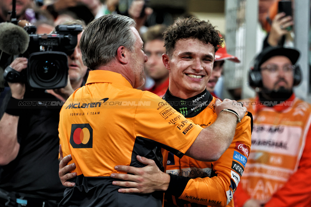GP ABU DHABI, (L to R): Zak Brown (USA) McLaren Executive Director celebrates with vincitore Lando Norris (GBR) McLaren after winning the Constructors' Championship. 

08.12.2024. Formula 1 World Championship, Rd 24, Abu Dhabi Grand Prix, Yas Marina Circuit, Abu Dhabi, Gara Day.

- www.xpbimages.com, EMail: requests@xpbimages.com © Copyright: Moy / XPB Images