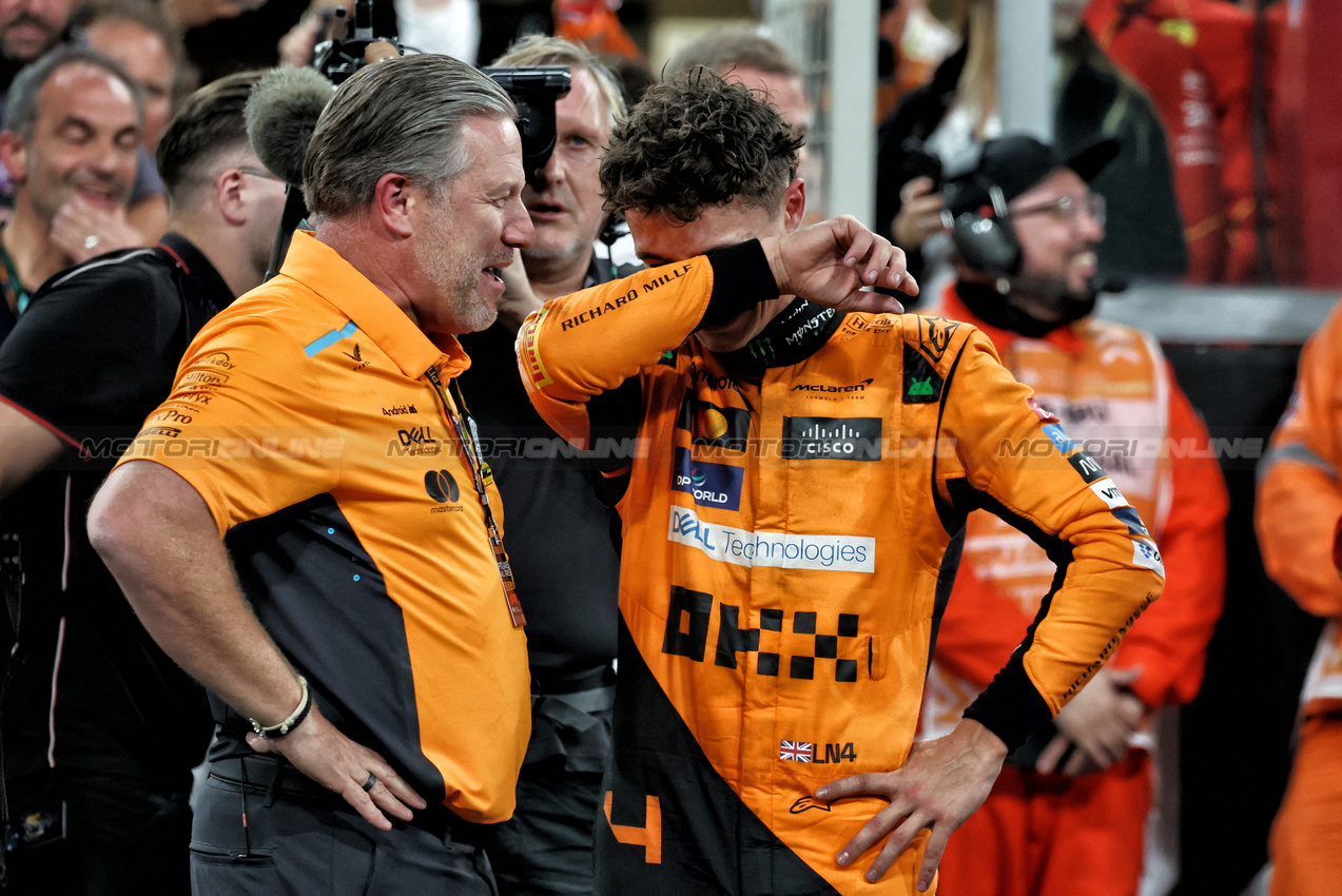 GP ABU DHABI, (L to R): Zak Brown (USA) McLaren Executive Director celebrates with vincitore Lando Norris (GBR) McLaren after winning the Constructors' Championship. 

08.12.2024. Formula 1 World Championship, Rd 24, Abu Dhabi Grand Prix, Yas Marina Circuit, Abu Dhabi, Gara Day.

- www.xpbimages.com, EMail: requests@xpbimages.com © Copyright: Moy / XPB Images
