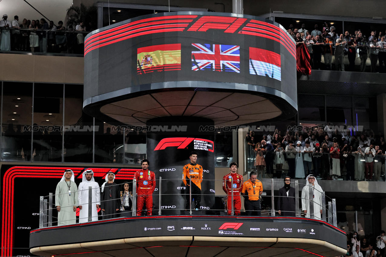 GP ABU DHABI, The podium (L to R): Carlos Sainz Jr (ESP) Ferrari, second; Lando Norris (GBR) McLaren, vincitore; Charles Leclerc (MON) Ferrari, third; Zak Brown (USA) McLaren Executive Director.

08.12.2024. Formula 1 World Championship, Rd 24, Abu Dhabi Grand Prix, Yas Marina Circuit, Abu Dhabi, Gara Day.

- www.xpbimages.com, EMail: requests@xpbimages.com © Copyright: Moy / XPB Images