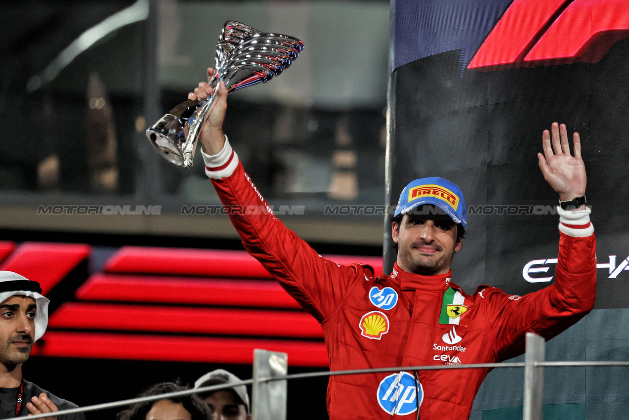 GP ABU DHABI, Carlos Sainz Jr (ESP) Ferrari celebrates his second position on the podium.

08.12.2024. Formula 1 World Championship, Rd 24, Abu Dhabi Grand Prix, Yas Marina Circuit, Abu Dhabi, Gara Day.

- www.xpbimages.com, EMail: requests@xpbimages.com © Copyright: Moy / XPB Images