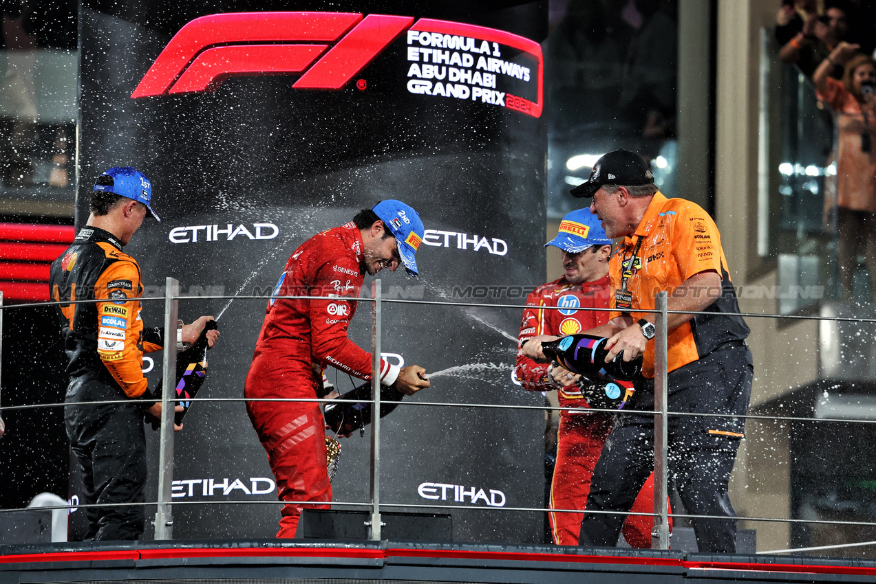 GP ABU DHABI, (L to R): Gara winner Lando Norris (GBR) McLaren celebrates on the podium with Carlos Sainz Jr (ESP) Ferrari; Charles Leclerc (MON) Ferrari; e Zak Brown (USA) McLaren Executive Director.

08.12.2024. Formula 1 World Championship, Rd 24, Abu Dhabi Grand Prix, Yas Marina Circuit, Abu Dhabi, Gara Day.

- www.xpbimages.com, EMail: requests@xpbimages.com © Copyright: Moy / XPB Images