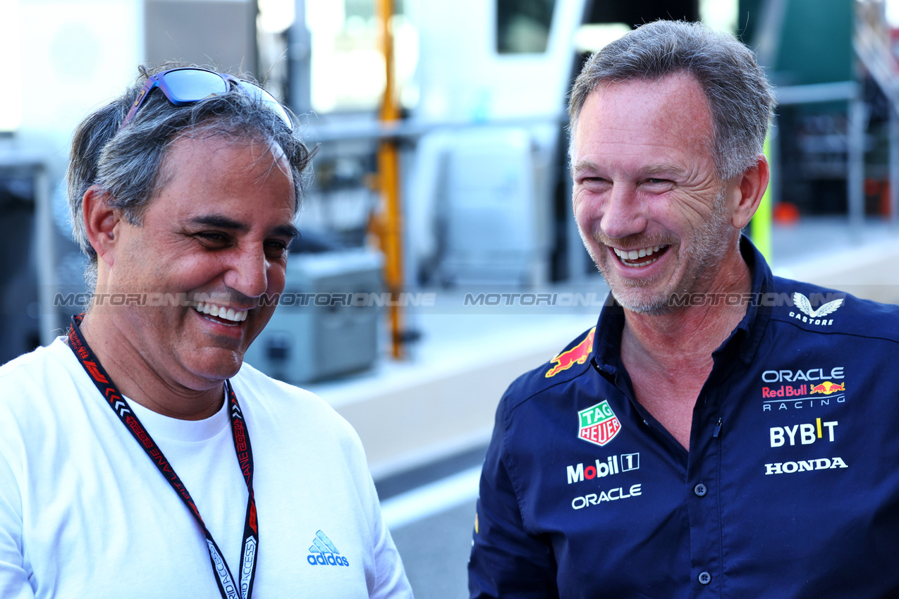GP ABU DHABI, (L to R): Juan Pablo Montoya (COL) with Christian Horner (GBR) Red Bull Racing Team Principal.

08.12.2024. Formula 1 World Championship, Rd 24, Abu Dhabi Grand Prix, Yas Marina Circuit, Abu Dhabi, Gara Day.

 - www.xpbimages.com, EMail: requests@xpbimages.com © Copyright: Coates / XPB Images