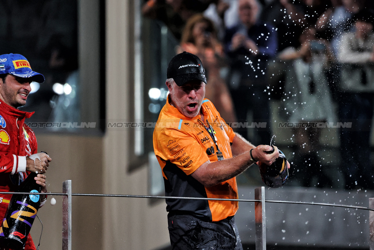GP ABU DHABI, Zak Brown (USA) McLaren Executive Director celebrates on the podium.

08.12.2024. Formula 1 World Championship, Rd 24, Abu Dhabi Grand Prix, Yas Marina Circuit, Abu Dhabi, Gara Day.

- www.xpbimages.com, EMail: requests@xpbimages.com © Copyright: Moy / XPB Images