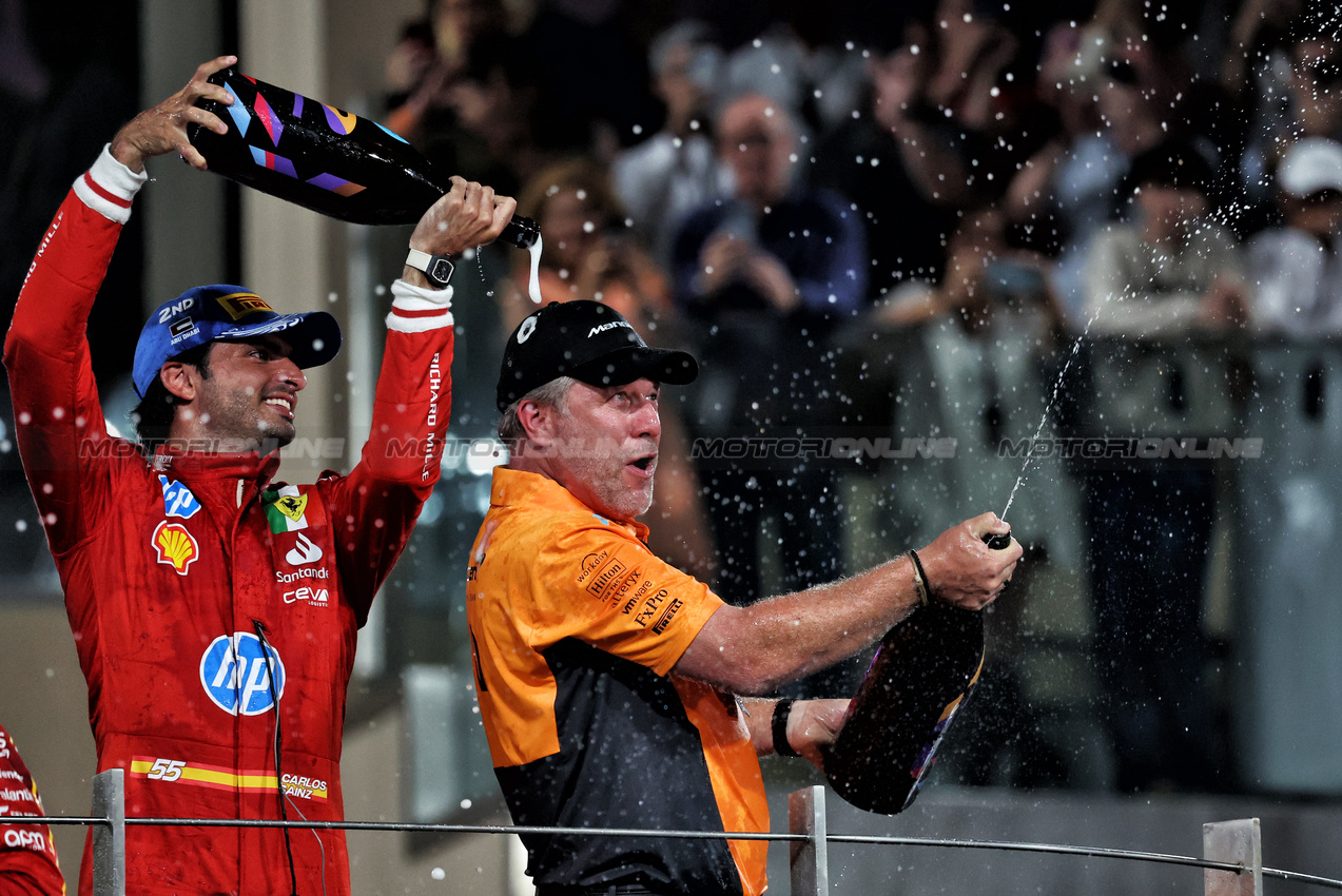 GP ABU DHABI, (L to R): Carlos Sainz Jr (ESP) Ferrari celebrates on the podium with Zak Brown (USA) McLaren Executive Director.

08.12.2024. Formula 1 World Championship, Rd 24, Abu Dhabi Grand Prix, Yas Marina Circuit, Abu Dhabi, Gara Day.

- www.xpbimages.com, EMail: requests@xpbimages.com © Copyright: Moy / XPB Images