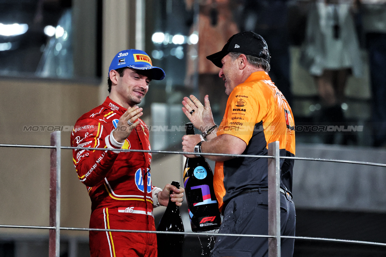 GP ABU DHABI, (L to R): Charles Leclerc (MON) Ferrari celebrates on the podium with Zak Brown (USA) McLaren Executive Director.

08.12.2024. Formula 1 World Championship, Rd 24, Abu Dhabi Grand Prix, Yas Marina Circuit, Abu Dhabi, Gara Day.

- www.xpbimages.com, EMail: requests@xpbimages.com © Copyright: Moy / XPB Images