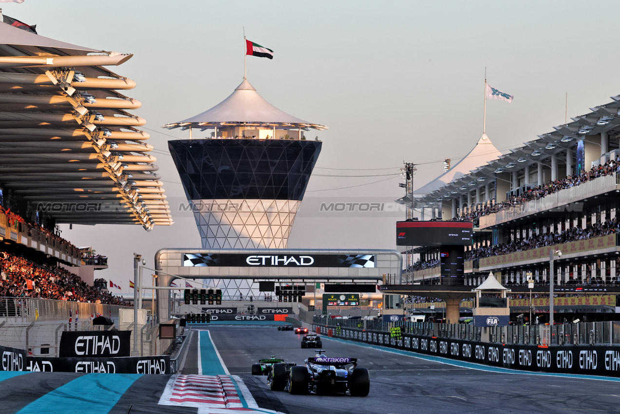 GP ABU DHABI, Alexander Albon (THA) Williams Racing FW46.

08.12.2024. Formula 1 World Championship, Rd 24, Abu Dhabi Grand Prix, Yas Marina Circuit, Abu Dhabi, Gara Day.

- www.xpbimages.com, EMail: requests@xpbimages.com © Copyright: Charniaux / XPB Images