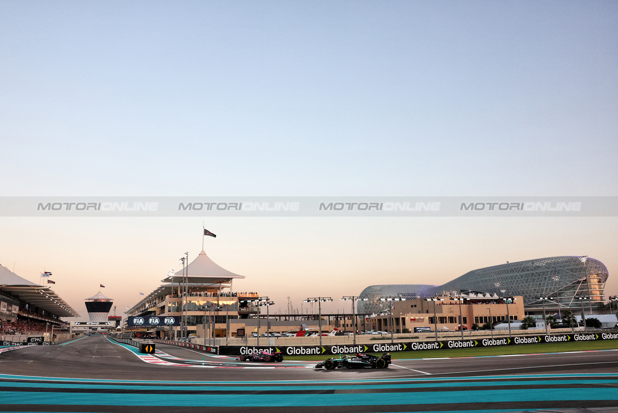 GP ABU DHABI, Lewis Hamilton (GBR) Mercedes AMG F1 W15.

08.12.2024. Formula 1 World Championship, Rd 24, Abu Dhabi Grand Prix, Yas Marina Circuit, Abu Dhabi, Gara Day.

- www.xpbimages.com, EMail: requests@xpbimages.com © Copyright: Charniaux / XPB Images
