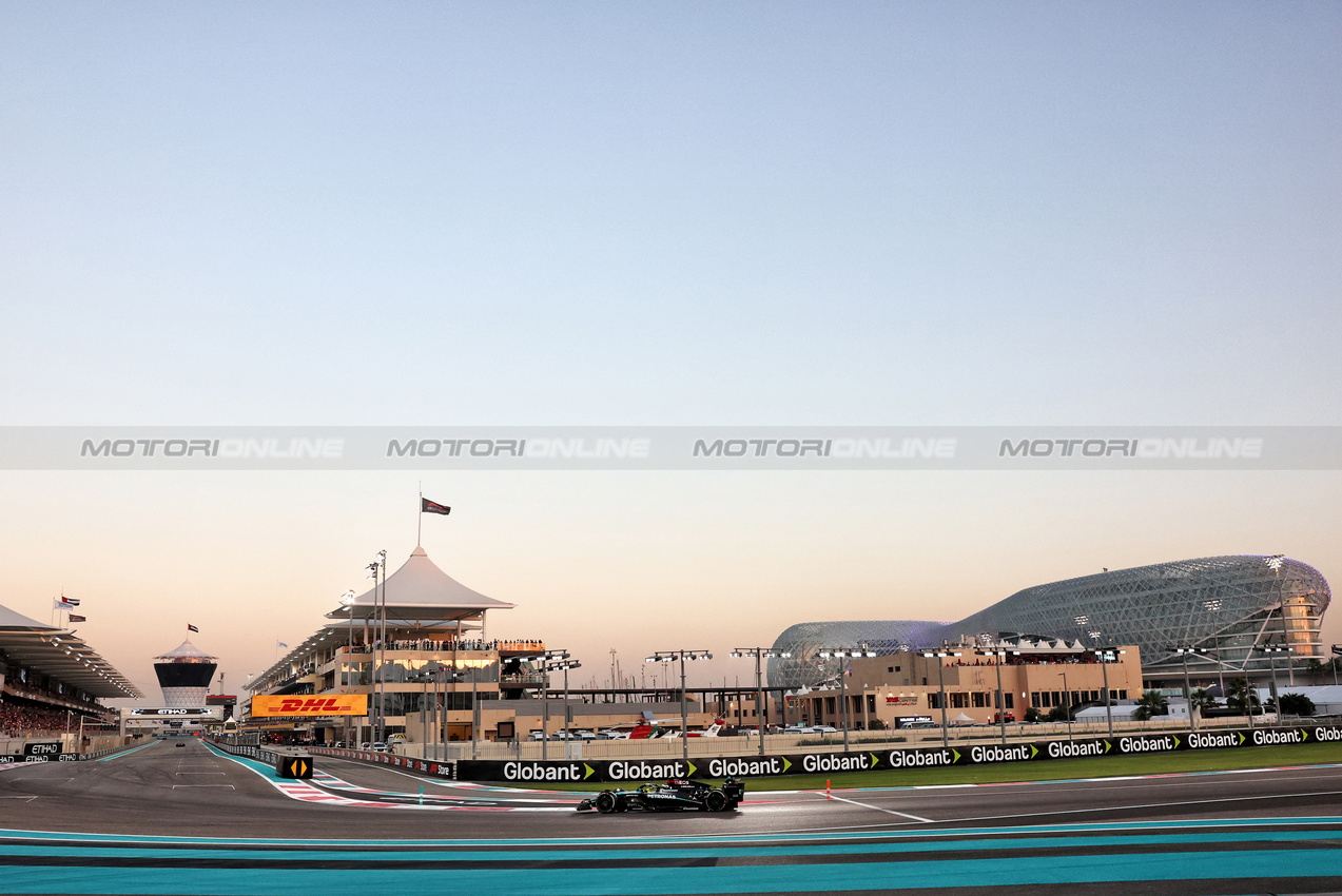 GP ABU DHABI, Lewis Hamilton (GBR) Mercedes AMG F1 W15.

08.12.2024. Formula 1 World Championship, Rd 24, Abu Dhabi Grand Prix, Yas Marina Circuit, Abu Dhabi, Gara Day.

- www.xpbimages.com, EMail: requests@xpbimages.com © Copyright: Charniaux / XPB Images