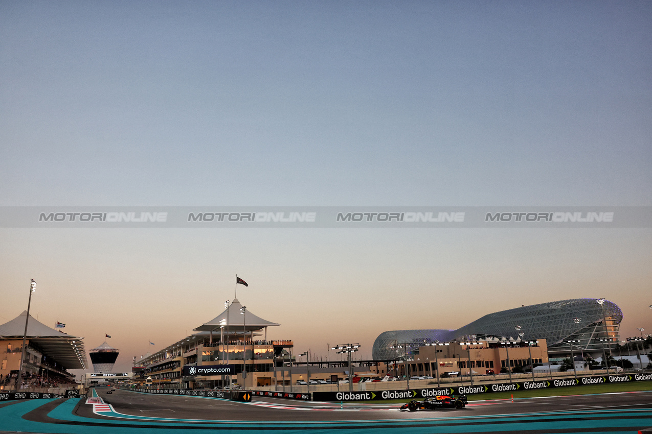 GP ABU DHABI, Max Verstappen (NLD) Red Bull Racing RB20.

08.12.2024. Formula 1 World Championship, Rd 24, Abu Dhabi Grand Prix, Yas Marina Circuit, Abu Dhabi, Gara Day.

- www.xpbimages.com, EMail: requests@xpbimages.com © Copyright: Charniaux / XPB Images
