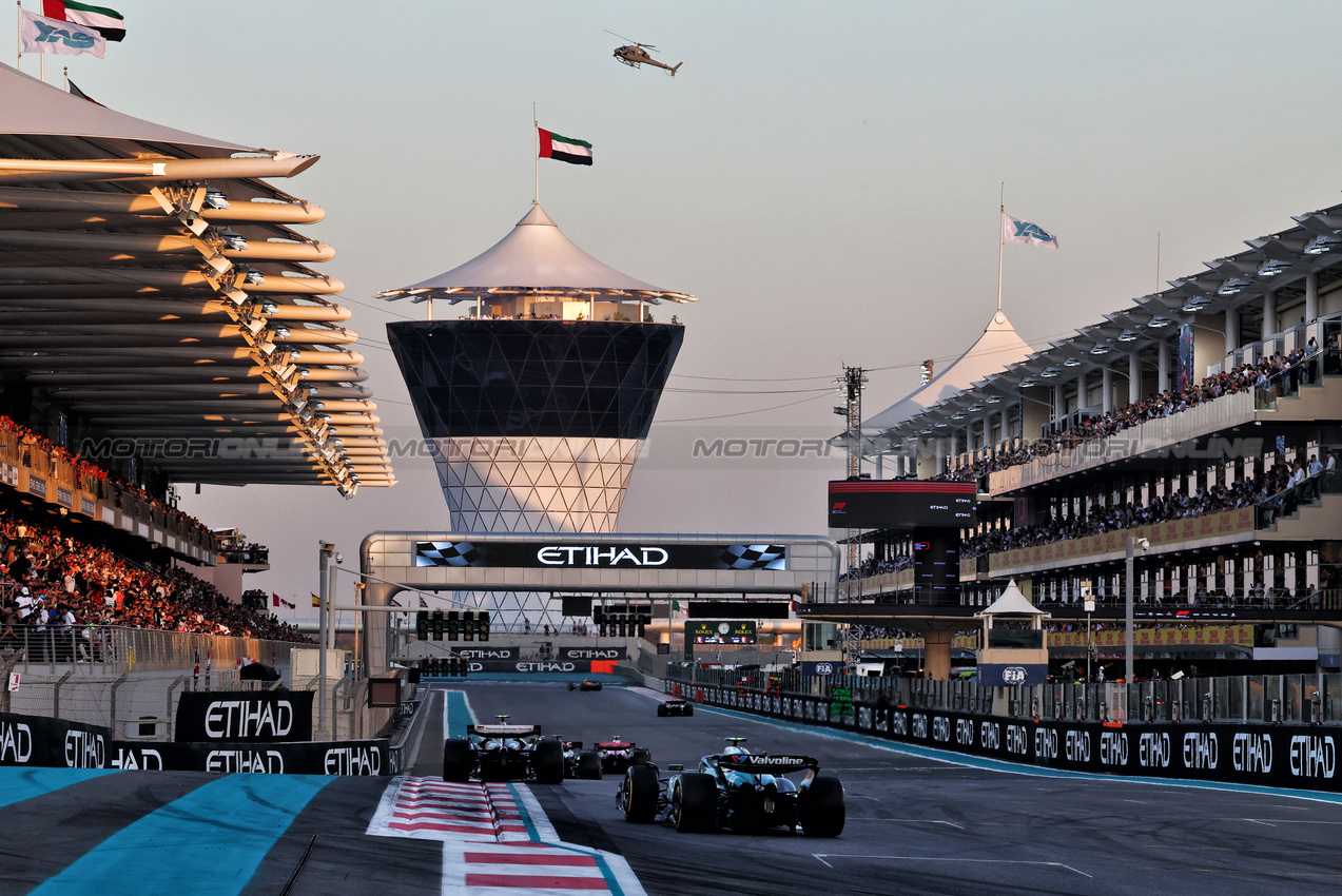 GP ABU DHABI, Fernando Alonso (ESP) Aston Martin F1 Team AMR24.

08.12.2024. Formula 1 World Championship, Rd 24, Abu Dhabi Grand Prix, Yas Marina Circuit, Abu Dhabi, Gara Day.

- www.xpbimages.com, EMail: requests@xpbimages.com © Copyright: Charniaux / XPB Images