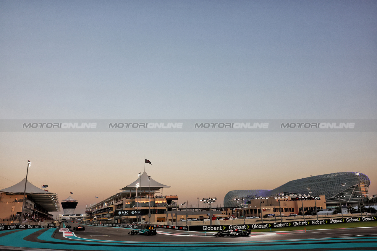 GP ABU DHABI, Kevin Magnussen (DEN) Haas VF-24.

08.12.2024. Formula 1 World Championship, Rd 24, Abu Dhabi Grand Prix, Yas Marina Circuit, Abu Dhabi, Gara Day.

- www.xpbimages.com, EMail: requests@xpbimages.com © Copyright: Charniaux / XPB Images