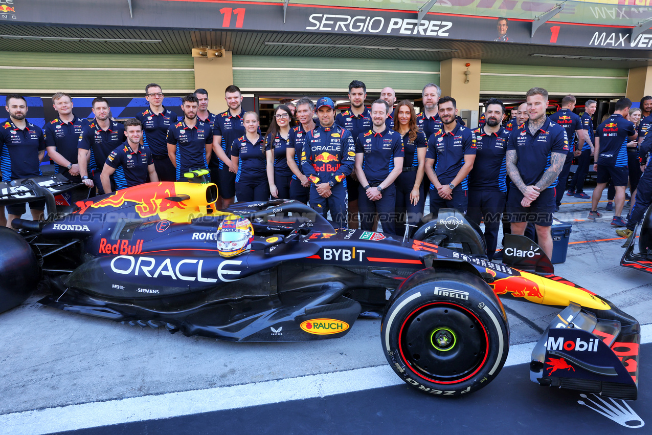 GP ABU DHABI, Sergio Perez (MEX) Red Bull Racing RB20 at a team photograph.

08.12.2024. Formula 1 World Championship, Rd 24, Abu Dhabi Grand Prix, Yas Marina Circuit, Abu Dhabi, Gara Day.

- www.xpbimages.com, EMail: requests@xpbimages.com © Copyright: Batchelor / XPB Images