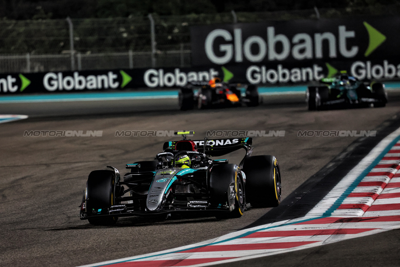 GP ABU DHABI, Lewis Hamilton (GBR) Mercedes AMG F1 W15.

08.12.2024. Formula 1 World Championship, Rd 24, Abu Dhabi Grand Prix, Yas Marina Circuit, Abu Dhabi, Gara Day.

- www.xpbimages.com, EMail: requests@xpbimages.com © Copyright: Charniaux / XPB Images