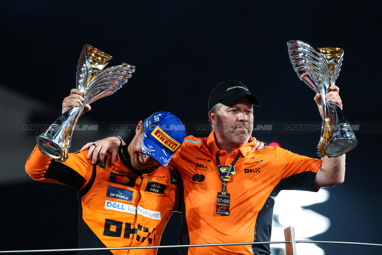 GP ABU DHABI, Lando Norris (GBR), McLaren F1 Team Zak Brown (USA), McLaren F1 Team Executive Director 
08.12.2024. Formula 1 World Championship, Rd 24, Abu Dhabi Grand Prix, Yas Marina Circuit, Abu Dhabi, Gara Day.
- www.xpbimages.com, EMail: requests@xpbimages.com © Copyright: Charniaux / XPB Images