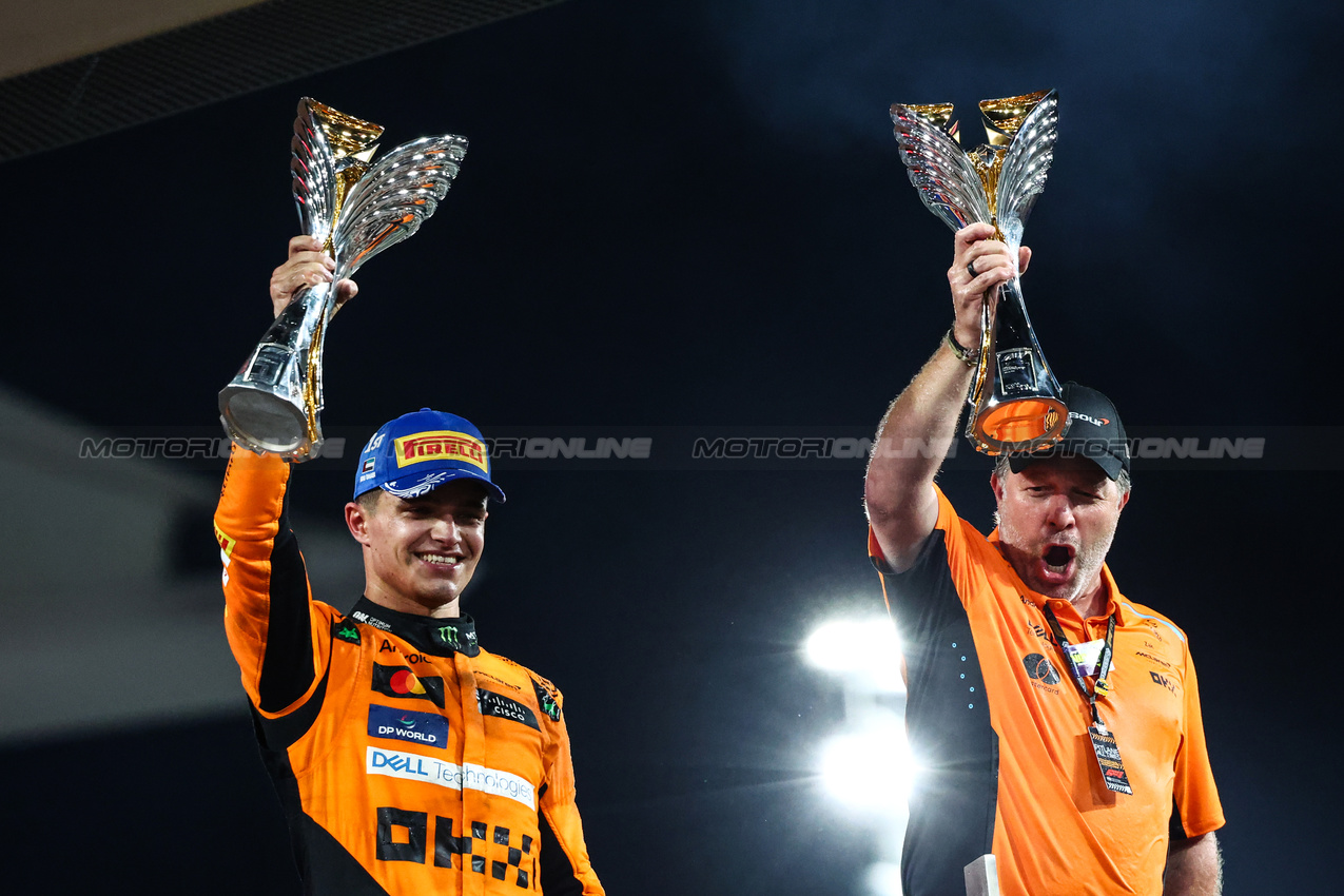 GP ABU DHABI, Lando Norris (GBR), McLaren F1 Team Zak Brown (USA), McLaren F1 Team Executive Director 
08.12.2024. Formula 1 World Championship, Rd 24, Abu Dhabi Grand Prix, Yas Marina Circuit, Abu Dhabi, Gara Day.
- www.xpbimages.com, EMail: requests@xpbimages.com © Copyright: Charniaux / XPB Images