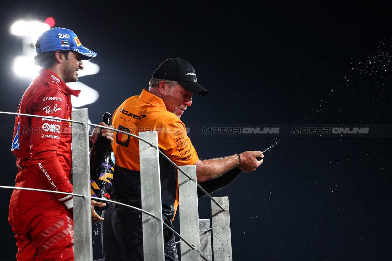 GP ABU DHABI, Carlos Sainz Jr (ESP), Ferrari Zak Brown (USA), McLaren F1 Team Executive Director 
08.12.2024. Formula 1 World Championship, Rd 24, Abu Dhabi Grand Prix, Yas Marina Circuit, Abu Dhabi, Gara Day.
- www.xpbimages.com, EMail: requests@xpbimages.com © Copyright: Charniaux / XPB Images