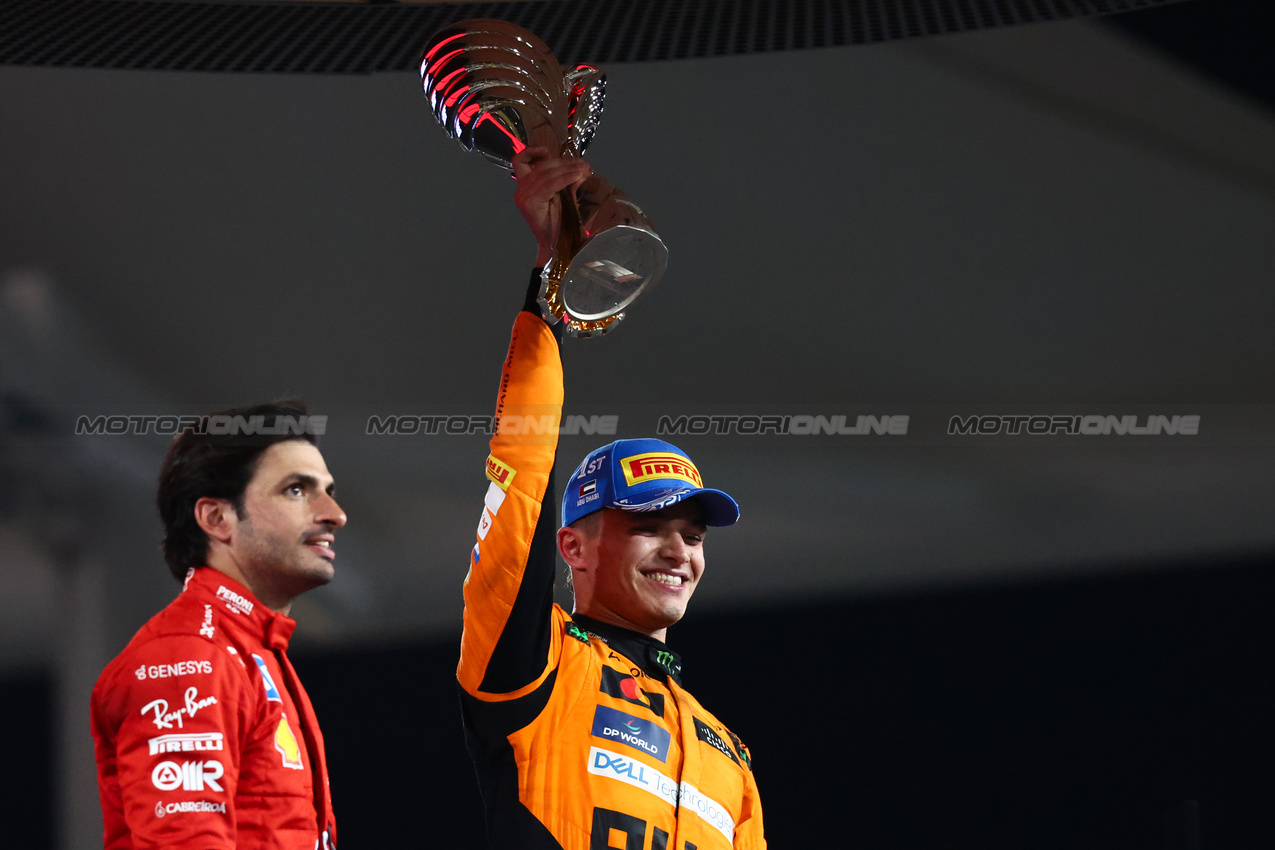 GP ABU DHABI, Lando Norris (GBR), McLaren F1 Team Carlos Sainz Jr (ESP), Ferrari 
08.12.2024. Formula 1 World Championship, Rd 24, Abu Dhabi Grand Prix, Yas Marina Circuit, Abu Dhabi, Gara Day.
- www.xpbimages.com, EMail: requests@xpbimages.com © Copyright: Charniaux / XPB Images
