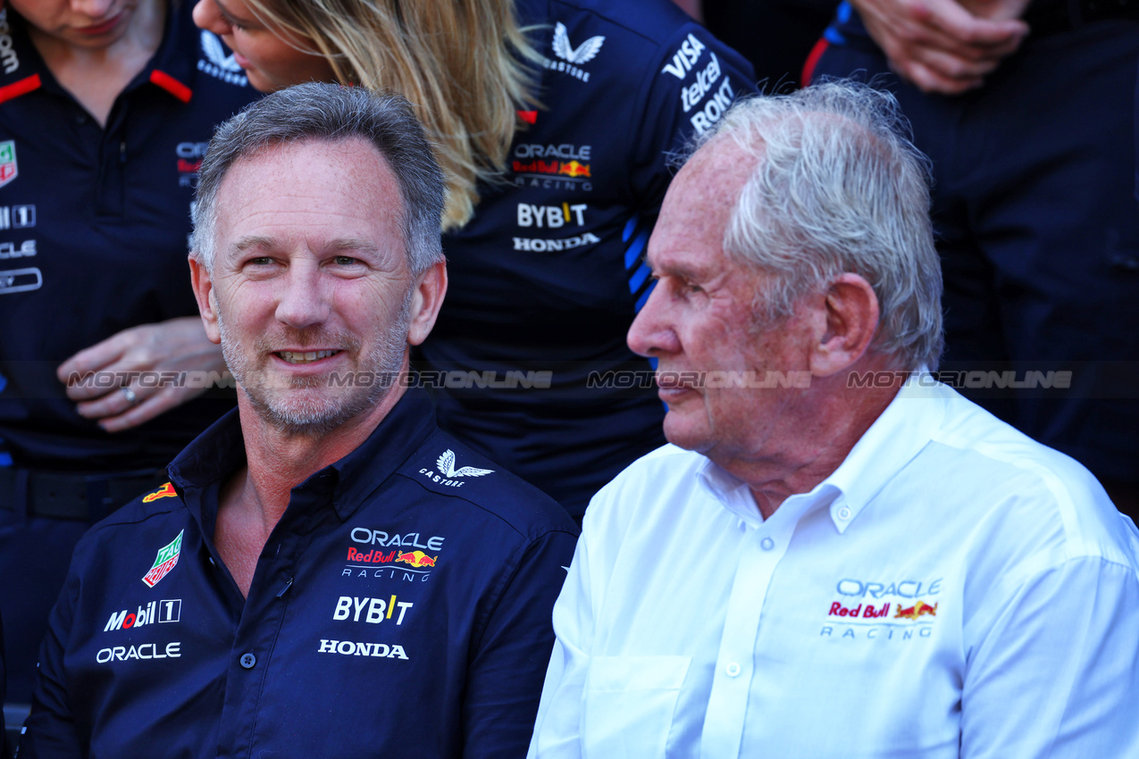 GP ABU DHABI, (L to R): Christian Horner (GBR) Red Bull Racing Team Principal e Dr Helmut Marko (AUT) Red Bull Motorsport Consultant at a team photograph.

08.12.2024. Formula 1 World Championship, Rd 24, Abu Dhabi Grand Prix, Yas Marina Circuit, Abu Dhabi, Gara Day.

 - www.xpbimages.com, EMail: requests@xpbimages.com © Copyright: Coates / XPB Images
